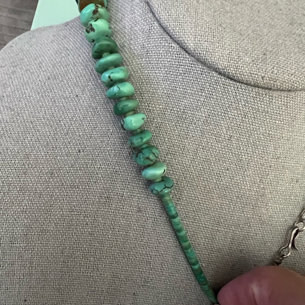 Elegant Green Turquoise Howlite Beaded Necklace - Picture 7 of 7